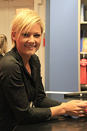 Helene Fischer bei Hugendubel am Stachus am 19.10.2011 (&copy;Foto: Martin Schmitz)